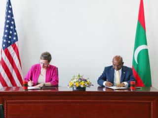 ސަފީރު އެލައިނާ ޓެޕްލިޒް ބޭއްވި ނޫސްވެރިންގެ ބައްދަލުވުމުގެ ތެރެއިން