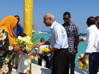 ރައީސް ސޯލިހު ކެޔޮދޫއަށް ވަޑައިގެން އެ ރަށު ރައްޔިތުންނާ ސަލާމްކުރައްވަނީ