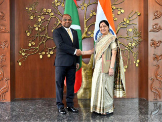 މިނިސްޓަރ އޮފް ފޮރިން އެފެއަރޒް އަބްދުﷲ ޝާހިދު އާއި  އިންޑިއާގެ އެކްސްޓަރނަލް އެފެއަރޒް މިނިސްޓަރ ސުޝްމާ ސްވަރާޖް