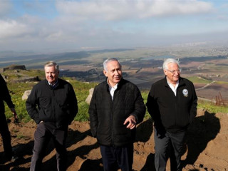 އިސްރާއީލުގެ ބޮޑުވަޒީރު ބެންޖަމިން ނަތަންޔާހޫ، އެމެރިކާގެ ރިޕަބްލިކަން ސެނޭޓަރ ލިންޑްސީ ގްރަހަމް، އަދި އެމެރިކާއިން އިސްރާއީލަށް ކަނޑައަޅުއްވާފައި ހުންނަވަ މަންދޫބު ޑޭވިޑް ފްރީޑްމަން ގޯލާން އުސް ބިިމު