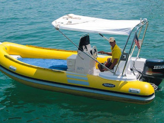 ފަތުރުވެރިޔަކު ޑިންގީއެއްގައި