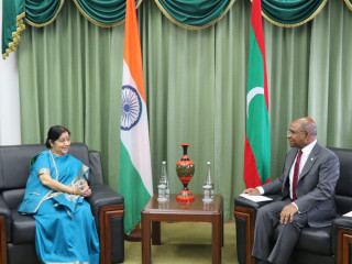 އިންޑިއާގެ ޚާރިޖީ ވަޒީރު ސުޝްމާ ސުވަރާޖް ރާއްޖޭގެ ފޮރިން މިނިސްޓަރ އަބްދުﷲ ޝާހިދާ ބައްދަލުކުރައްވަނީ