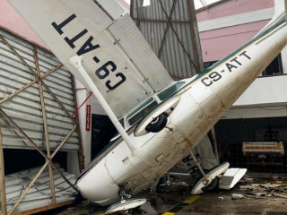 މޮޒަމްބީކުގެ ބެއިރާގެ ވައިގެ ބަނދަރުގައި އޮތް ފްލައިޓެއް ހަލާކުވެފައި