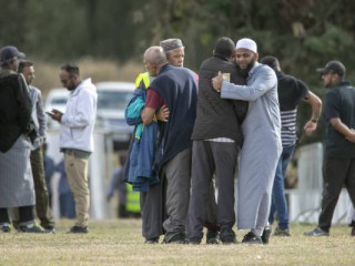 ޖަނާޒާގައި ބައިވެރިވުމަށް ދިޔަ މީހުން ކްރައިސްޗާޗުގެ މެމޯރިއަލް ޕާކް ސިމެޓްރީ