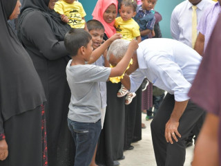 ރައީސް ކޮަމަންޑޫއަށް ވަޑައިގެން އެ ރަށު ރައްޔިތުންނާ ސަލާމްކުރައްވަނީ