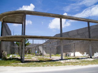 އައްޑޫ ސިޓީގައި އިމާރާތްކުރާ ފަރާތްތަކުން ސަލާމަތީ ގޮތުން އަޅަންޖެހޭ ފިޔަވަޅު އެޅުމަށް މޭޔަރ ވަނީ ގޮވާލައްވާފައި