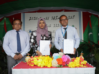 ހޯރަފުށި އެއާޕޯޓުގެ އަމަލީ މަސައްކަތުގެ އެއްބަސްވުމުގައި ސޮއިކުރުމުގެ ރަސްމިއްޔާތުގެ ތެރެއިން މިނިސްޓަރު ނަހުލާ އަދި އެމްޓީސީސީގެ އޭރުގެ ސީއީއޯ ޝާހު އަދި ސްޓޭޓް މިނިސްޓަރު ޒުހައިރު