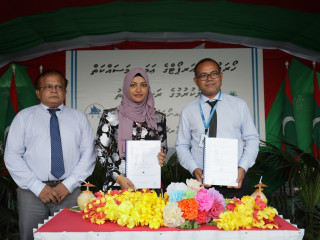MTCC Managing Director Hassan Shah and Transport Minister Aishath Nahula sign the agreement