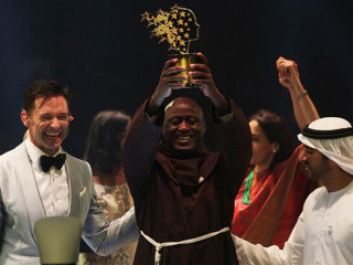 ފަގީރުންނަށް މުސާރަ ހަދިޔާކުރި ޓީޗަރަށް އެއް މިލިއަން ޑޮލަރުގެ އިނާމެއް