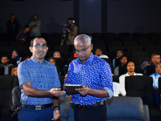 ރައީސް އިބްރާޙިމް މުހައްމަދު ޞާލިހު (ކ) އަދި ކޮމިއުނިކޭޝަންސް މިނިސްޓަރު މަލީހު (ވ)