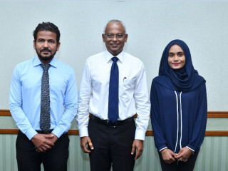 President Ibrahim Mohamed Solih with the two hosts of Fashaairu