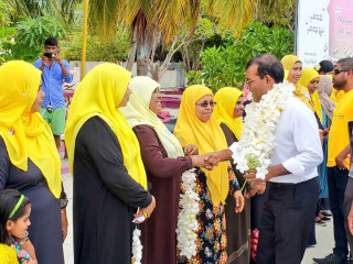 ގއ. ކޮލަމާފުއްޓަށް ވަޑައިގަތުމުން ރައީސް ނަޝީދަށް މަރުހަބާ ކިޔަނީ