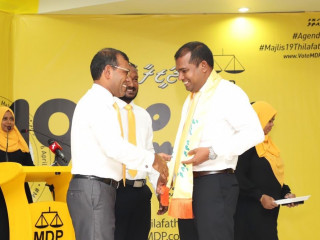 ކުރީގެ ރައީސް މުހައްމަދު ނަޝީދު ތިނަދޫ އުތުރު ދާއިރާގެ ކެންޑިޑޭޓް އަބްދުލް މުޣުނީ (ކ)ގެ ކަރުގައި ޝޭޝް އަޅުވައި ދެއްވަނީ