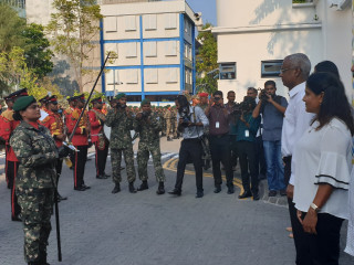 ޕެރޭޑް ކޮމާޑަރ މޭޖަރ ހައްވާ ޝެނީން ރައީސަށް ރިޕޯޓްކުރައްވަނީ