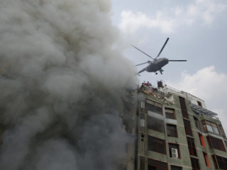 އިމާރާތުގައި ރޯވި އަލިފާންގަނޑު ނިއްވުމުގެ މަސައްކަތް ހެލިކޮޕްޓަރަކުން ކުރަނީ
