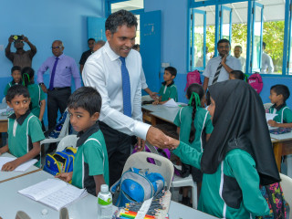 ރައީސުލްޖުމްހޫރިއްޔާގެ ނައިބު ފައިސަލް ނަސީމު ކާށިދޫ ސްކޫލުގެ ދަރިވަރުންނާ ސަލާމް ކުރައްވަނީ