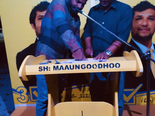 ށ. މާއުނގޫދޫ ކައުންސިލްގެ ރައީސް އާދަމް ސަލީމް އެމްޑީޕީއަށް ސޮއިކުރެއްވުން