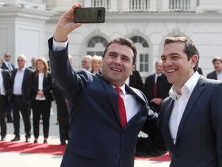 ސަރުކާރު އިމާރާތްތަކުގެ ކައިރީގައި އެކުގައި ސެލްފީ ނަންގަވާފައި