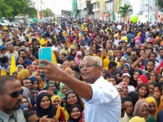 President Ibrahim Mohamed Solih clicks picture with enthusiasts