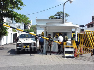 ބަޑިޖަހާފައިވަނީ ޗެްކްޕޮއިންޓެއްގައި އިން ފުލުހެއް