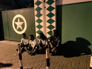 ބަޔަކު ވޯޓުަލާން ކިޔުގައި ޖެހިގެން