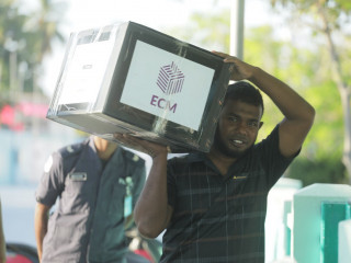 ނިމިދިޔަ މަޖިލީސް އިންތިހާބުގައި އިލެކްޝަންސް ކޮމިޝަންގެ އޮފިޝަލަކު ވޯޓު ކަރުދާސްތަކެއް ގެންދަނީ