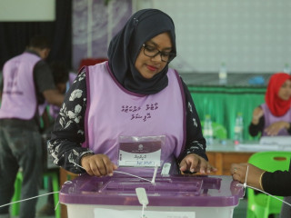 ކުރިން ކުރިއަށް ދިޔަ މަޖިލިސް އިންތިޚާބެއްގެ ވޯޓުލުން ކުރިއަށް ދަނިކޮށް ނަގާފައިވާ ފޮޓޯ އެއް