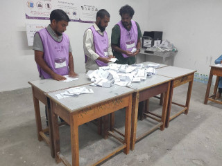 ނިމިދިޔަ މަޖިލިސް އިންތިޚާބުގައި ވޯޓު ގުނަނީ