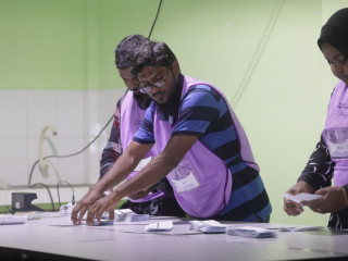 ވޯޓުލާ މަރުކަޒެއްގައި އޮފިޝަލުންތަކެއް ވޯޓު ގުނަނީ