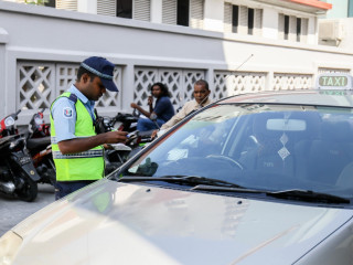 ފުލުހުން ސްޓިކަރ ޖަހަނީ