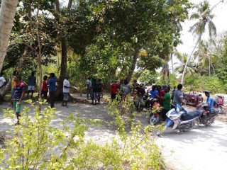 ނެއްލައިދޫ ފެނެކަ އޮފީސް ކައިރީގައި ރައްޔިތުން އިހުތިޖާޖު ކުރަނީ