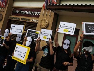 ބެންގކޮކްގައި މަރުގެ އަދަބާ ދެކޮޅު ހަދައި އެމްނެސްޓީގެ މެމްބަރުންތަކެއް މުޒާހަރާ ކުރަނީ