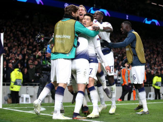 ޓޮޓެންހަމްގެ ކުޅުންތެރިން އުފާފާޅުކުރަނީ