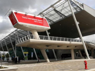 ފުރަން ތައްޔާރުވެފައި އޮތް އަލްބޭނިއާގައި ފްލައިޓަކުން 11 މިލިއަން ޑޮލަރު ވަގަށް ނަގައިފި