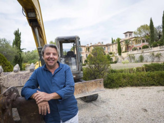 64 މިލިއަން ޑޮލަރުގެ އަގުހުރި އިމާރާތުގެ ކުރިމަތީގައި ޑައިޓަރ މަޑުކޮށްލައިގެން