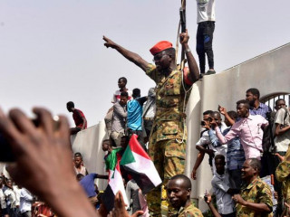 ސޫދާނުގެ ސަރުކާރު ވައްޓާލުމަށްފަހު އަސްކަރިއްޔާގެ ބާރު ޤައުމުގައި ވަނީ ހިންގަން ފަށާފަ