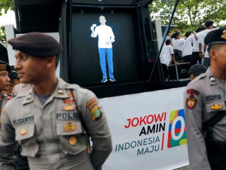 އިންޑޮނޭޝިއާގެ ރައީސް ޖޯކޯ ވިދޯދޯގެ ހޮލޮގްރާމް ކެމްޕެއިން ރެލީއެއްގައި