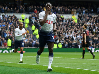 ޓޮޓެންހަމްގެ ކުޅުންތެރިން އުފާފާޅުކުރަނީ