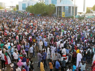 ސުދާނުގެ ރައްޔިތުން ވެރިރަށް ކާރްތޫމްގެ މަގުތަކުގައި މުޒާހަރާ ކުރަނީ