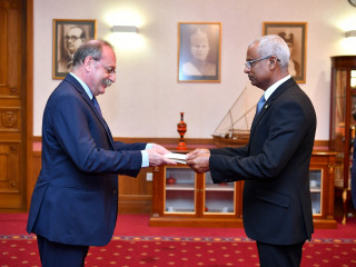 ފްރާންސްގެ އައު ސަފީރު ސަފީރުކަމުގެ ފަތްކޮޅު ރައީސުލްޖުމްހޫރިއްޔާއަށް އަރުވައިފި