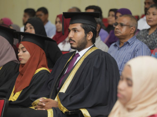 ދިވެހިރާއްޖޭގެ ގައުމީ ޔުނިވަރސިޓީން ގްރެޖުއޭޓްވި ޝަރީއާއިން ލޯގެ ދަރިވަރުންތަކެއް؛ ދަރިވަރުންނަށް ދޫކުރާ ލޯނުގެ އިންޓްރެސްޓް ރޭޓް 1 ޕަސެންޓަށް ހެދުމަށް ހިމެނި މަތީތައުލީމާ ބެހޭ ބިލު ވަނީ މަޖިލީހަށް ބަ