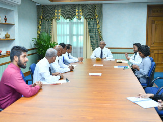 President Ibrahim Mohamed Solih (c) meets with Thaa Atoll Councill