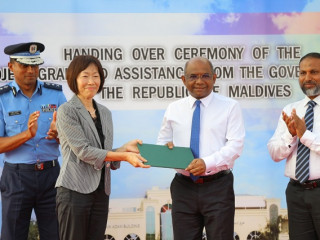Japanese Ambassador Keiko Yanai (L) and Foreign Minister Abdulla Shahid