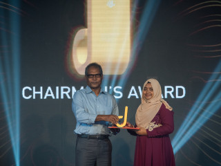 ދިރާގުގެ އެންމެ ޝަރަފްވެރި އިނާމު ކަމަށްވާ ޗެއަރޕާސަންސް އެވޯޑް ހާސިލްކޮށްފައިވަނީ އެސިސްޓެންޓް މެނޭޖަރ ލީގަލް އެންޑް ރެގިއުލޭޓަރީ ފާތިމަތް ޝޫޒީ