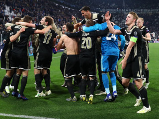 އަޔަކްސްގެ ކުޅުންތެރިން އުފާފާޅުކުރަނީ