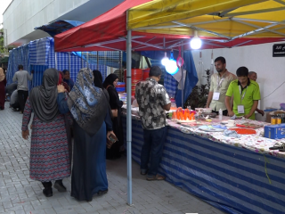 ނައިޓް މާކެޓުން ބަޔަކު ވިޔަފާރި ކުރަނީ