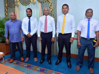 ރައީސް ސޯލިހު ހިރިލަންދޫ ކައުންސިލް މެންބަރުންނާއެކު