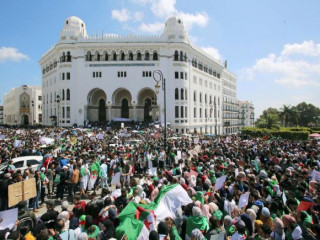 އަލްޖީރިޔާގެ ވެރިރަށް އަލްޖިއަރޒްގައި ކުރި މުޒާހަރާއެއްގެ ތެރެއިން