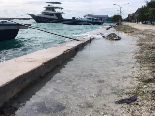 ގއ. ވިލިނގިލީ ބަނދަރުގެ ތޮށި ހަލާކުވެ ރަށުތެރެއަށް އުދަ އަރަނީ