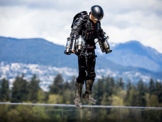 ރިޗަރޑް ބްރައުނިންގ އޭނާގެ ސޫޓު ދައްކާލަނީ